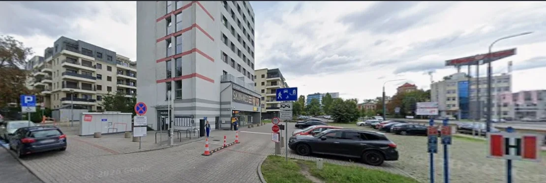 Budynek przy ul. Jagiellońskiej 109 w Bydgoszczy z parkingiem przed wejściem