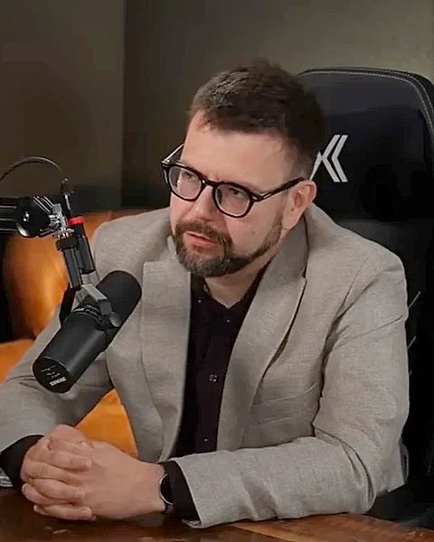 Prof. Radosław Litwinowicz przy mikrofonie podczas nagrania