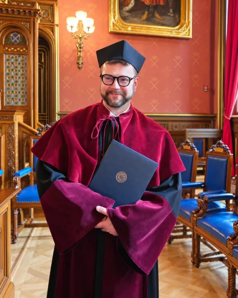 Prof. Radosław Litwinowicz w todze akademickiej